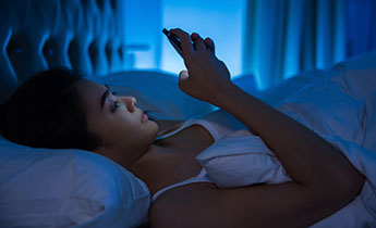 Intensief smartphonegebruik overdag zorgt voor een slechte nachtrust
